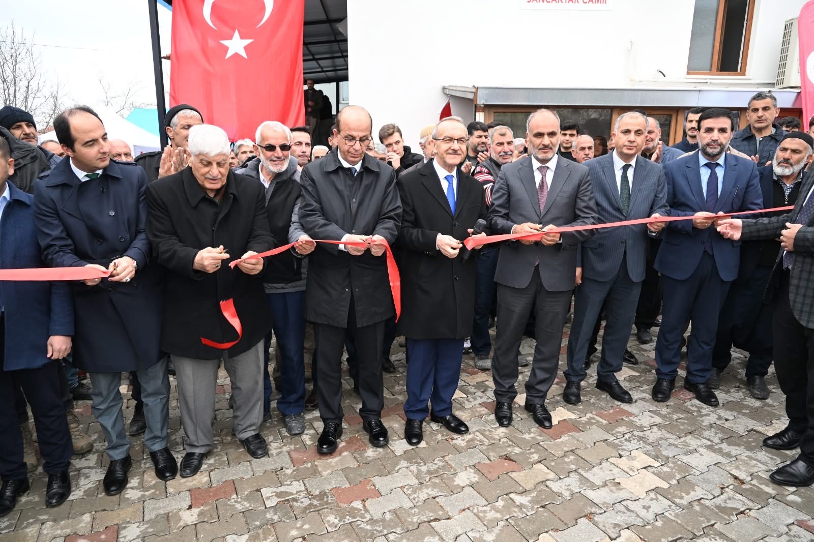 Malatya’nın Yeşilyurt ilçesine bağlı Topsöğüt Mahallesi’nde depremde yıkılan camilerin yeniden
