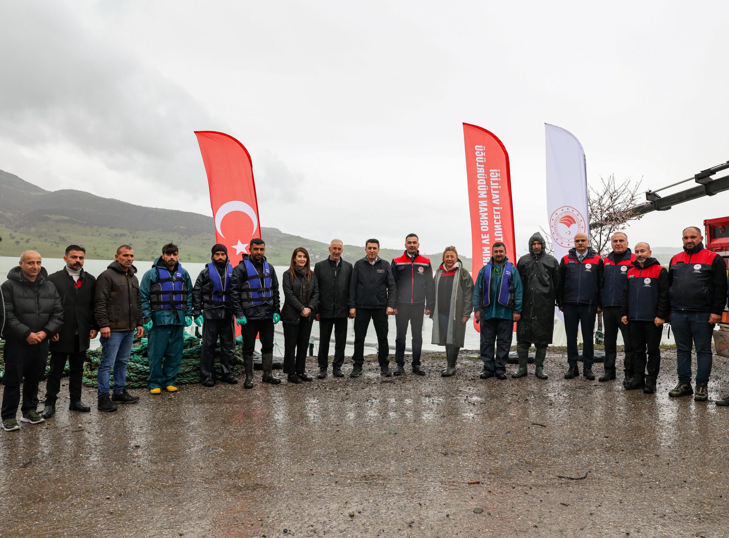Tunceli’de su ürünleri yetiştiriciliğini geliştirme çalışmaları kapsamında Uzunçayır Baraj Gölü’ne