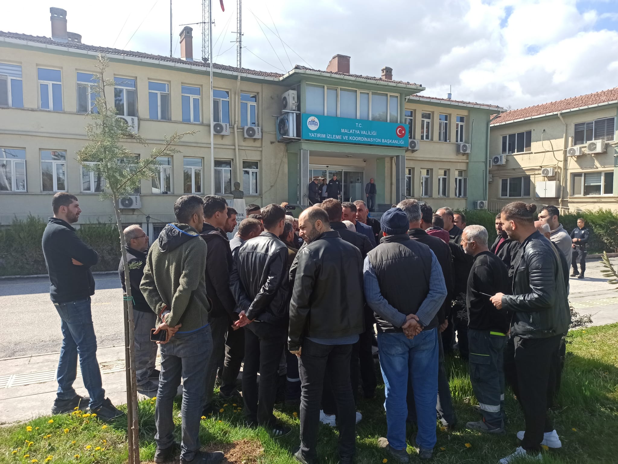 Uğur Sanayi Sitesinde iş terlerini boşaltmaları istenen esnaf, YİKOB önünde