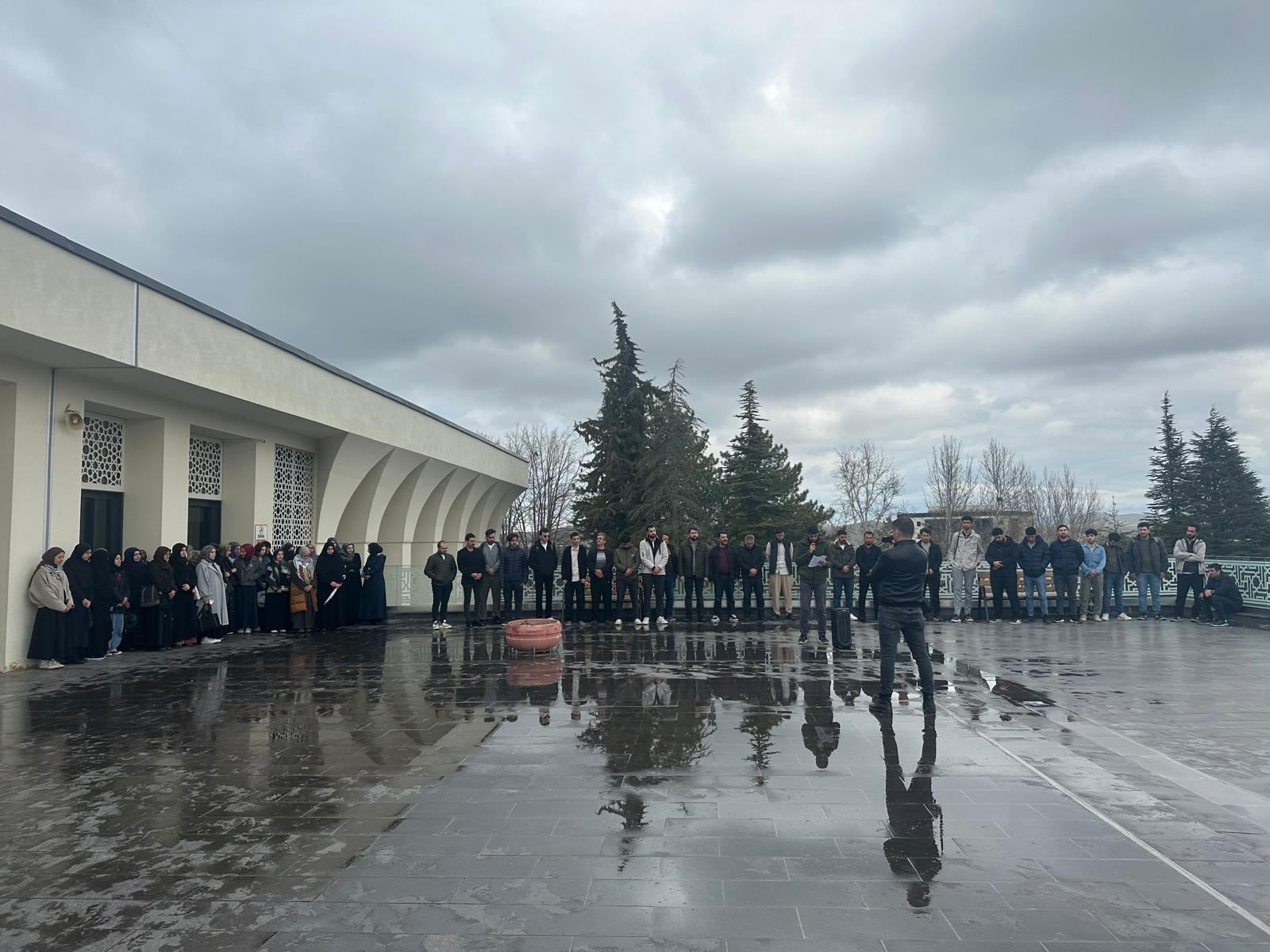 İnönü Üniversitesi bünyesindeki öğrenci toplulukları, cuma namazının ardından gerçekleştirdikleri basın