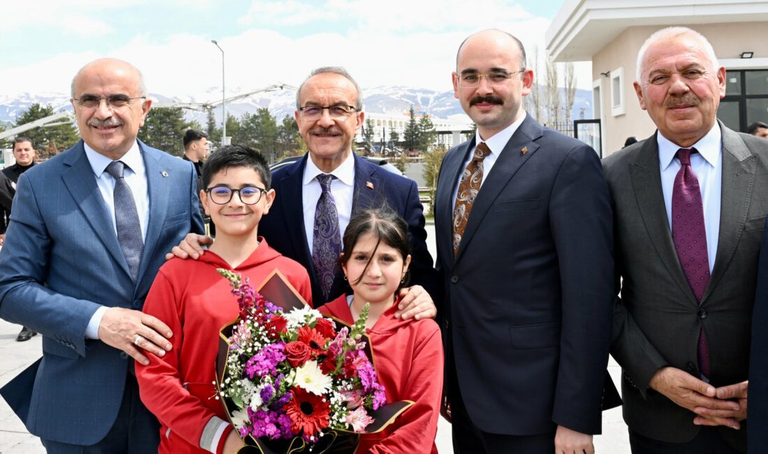 Malatya Valisi Seddar Yavuz, beraberindeki il protokolüyle Doğanşehir’de muhtarlarla bir