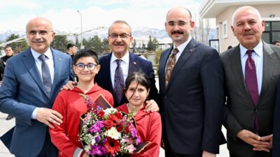 Malatya Valisi Seddar Yavuz, beraberindeki il protokolüyle Doğanşehir’de muhtarlarla bir