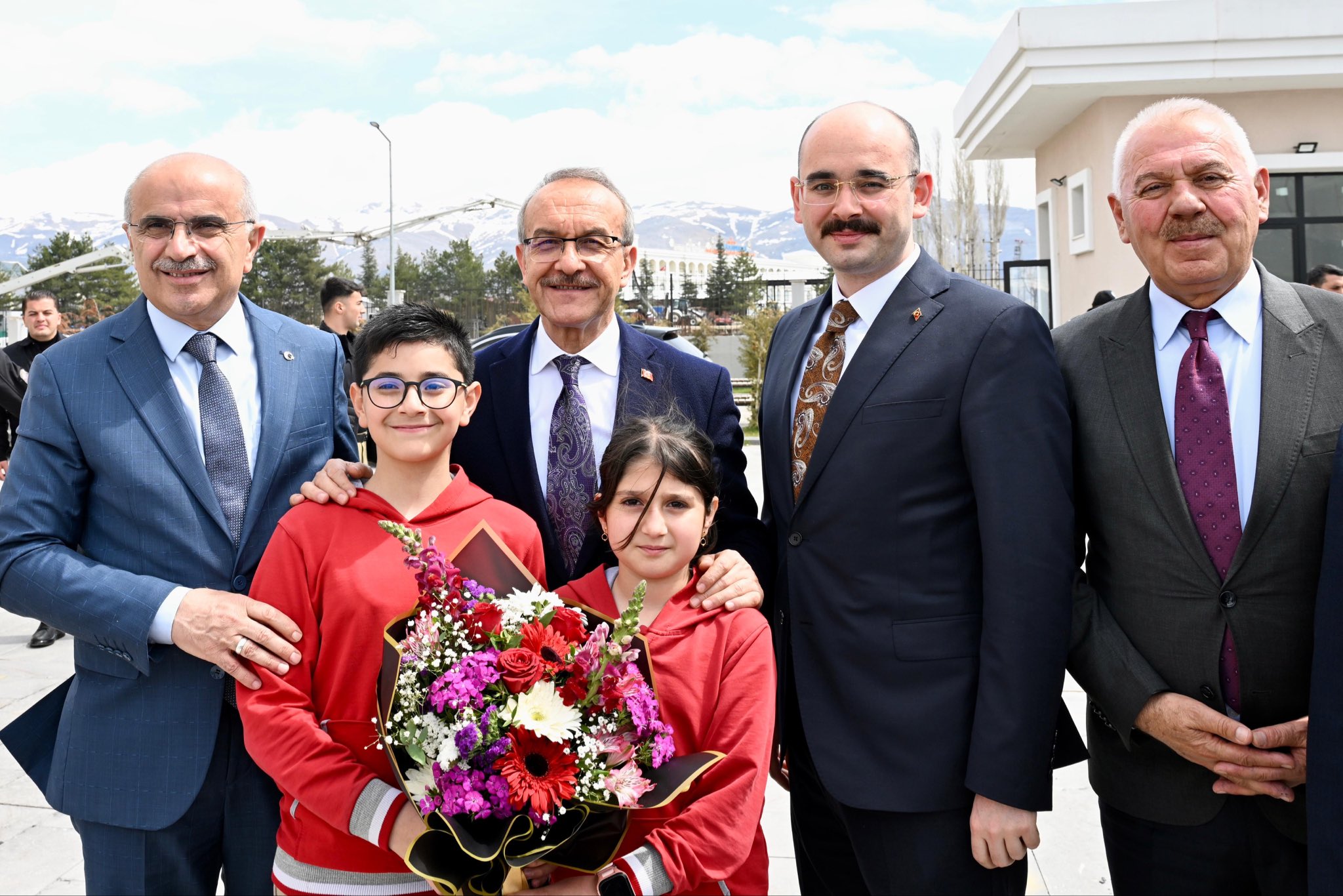 Malatya Valisi Seddar Yavuz, beraberindeki il protokolüyle Doğanşehir’de muhtarlarla bir