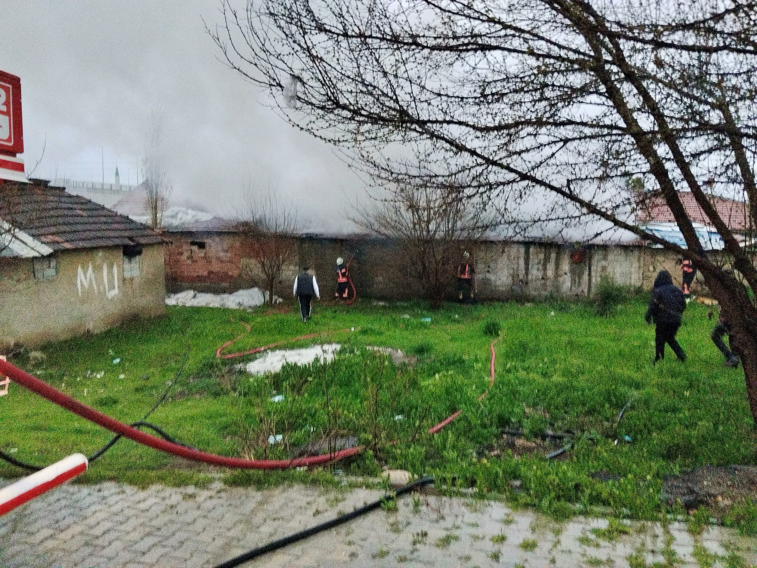 Yeşiltepe Seyran Mahallesi’nde depo olarak kullanılan tek katlı yapıda çıkan