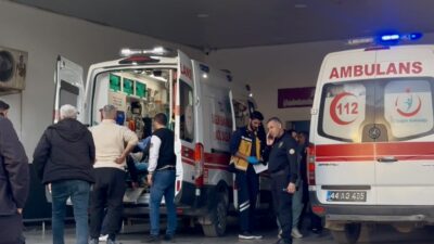 Yeşilyurt ilçesinde akrabalar arasında çıkan bıçaklı kavgada 2 kardeş yaralanırken,