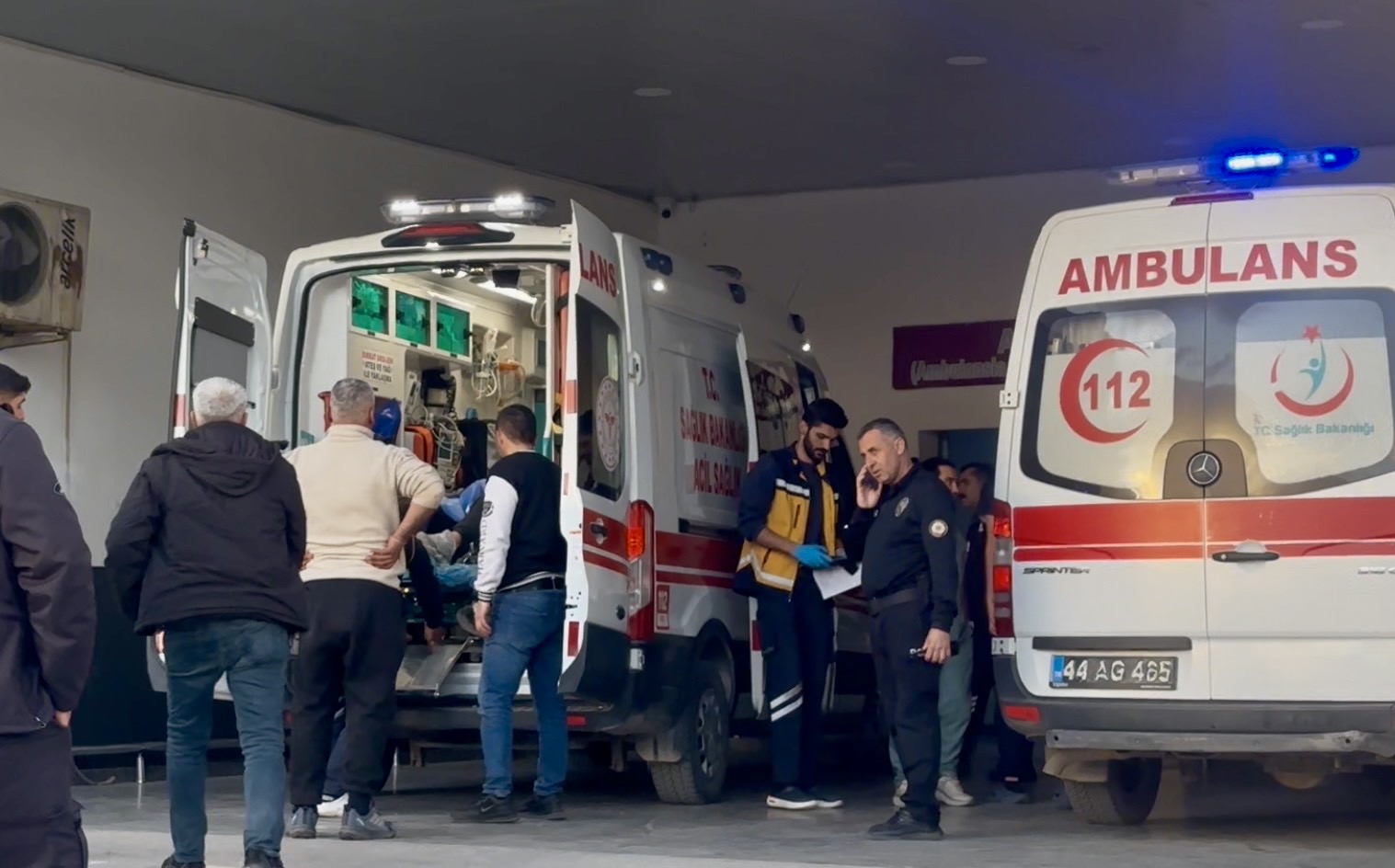 Yeşilyurt ilçesinde akrabalar arasında çıkan bıçaklı kavgada 2 kardeş yaralanırken,