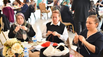 Yeşilyurt’ta düzenlenen örgü yarışmasında 90 kadın, 40 dakika boyunca hem