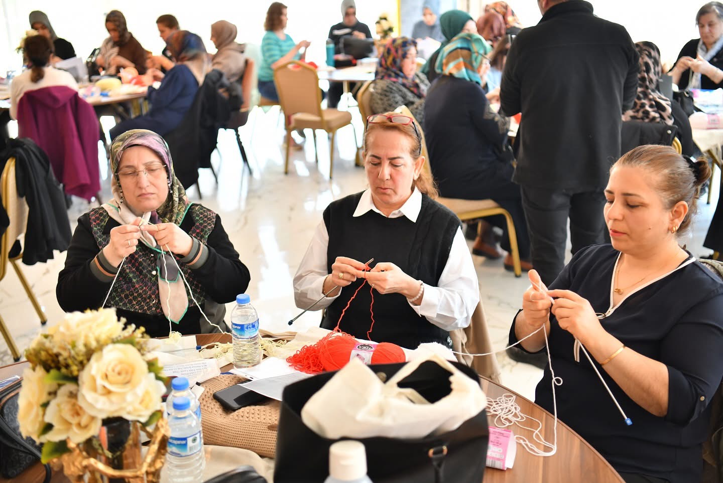 Yeşilyurt’ta düzenlenen örgü yarışmasında 90 kadın, 40 dakika boyunca hem