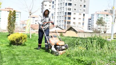 Malatya’nın Yeşilyurt ilçesinde, yaz aylarının yaklaşmasıyla birlikte park, bahçe ve