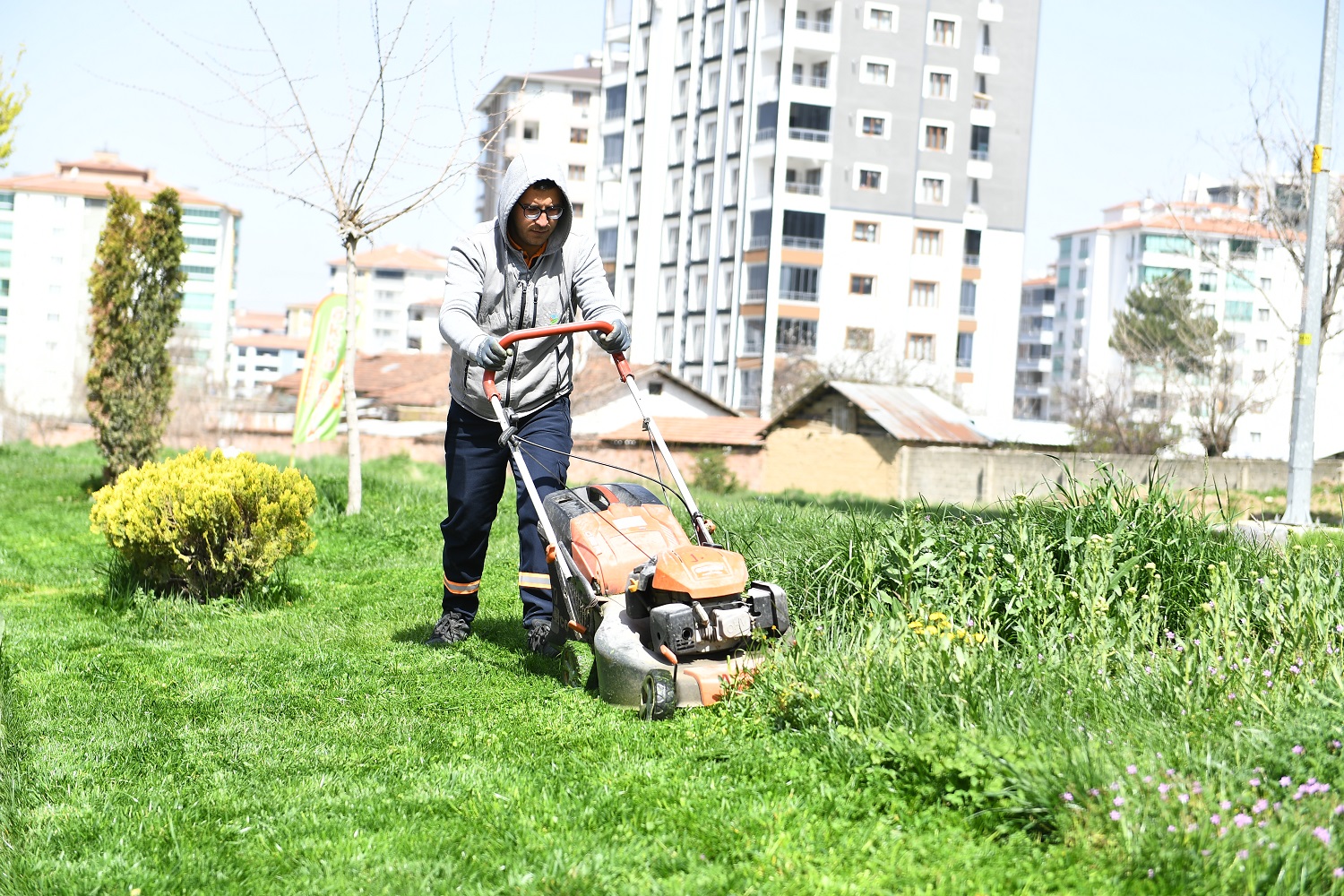 Malatya’nın Yeşilyurt ilçesinde, yaz aylarının yaklaşmasıyla birlikte park, bahçe ve