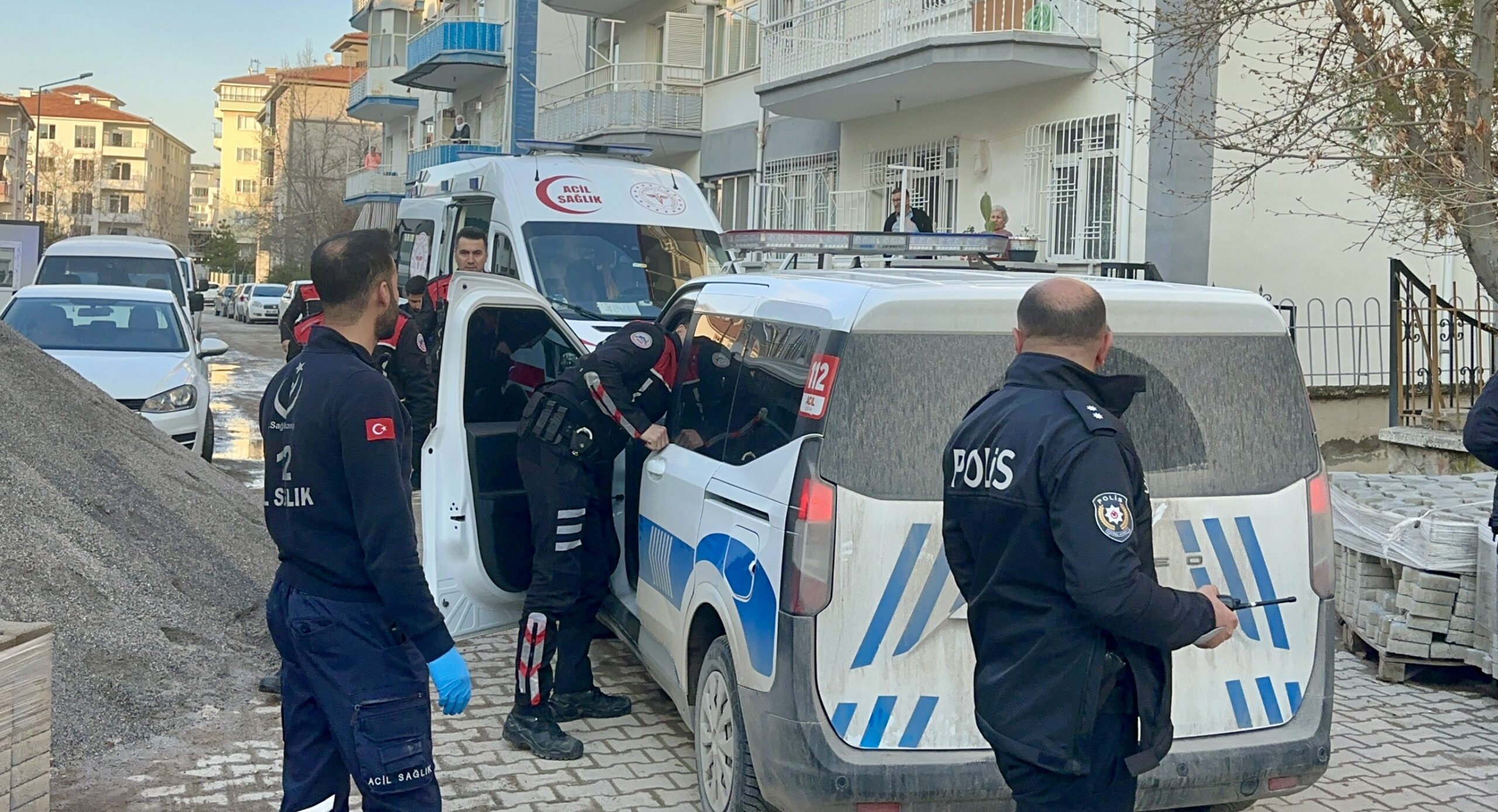 Zaviye Mahallesinde çıkan kavgada baba ile oğlu bıçakla yaralandı. Olayın