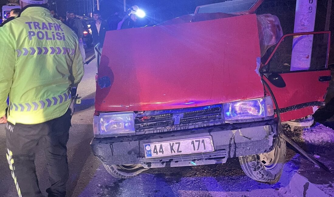 Malatya-Elazığ Yolu Bölge Trafik Müdürlüğü önünde&nbsp;üç aracın karıştığı trafik kazasında
