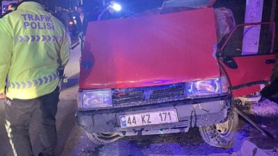 Malatya-Elazığ Yolu Bölge Trafik Müdürlüğü önünde&nbsp;üç aracın karıştığı trafik kazasında