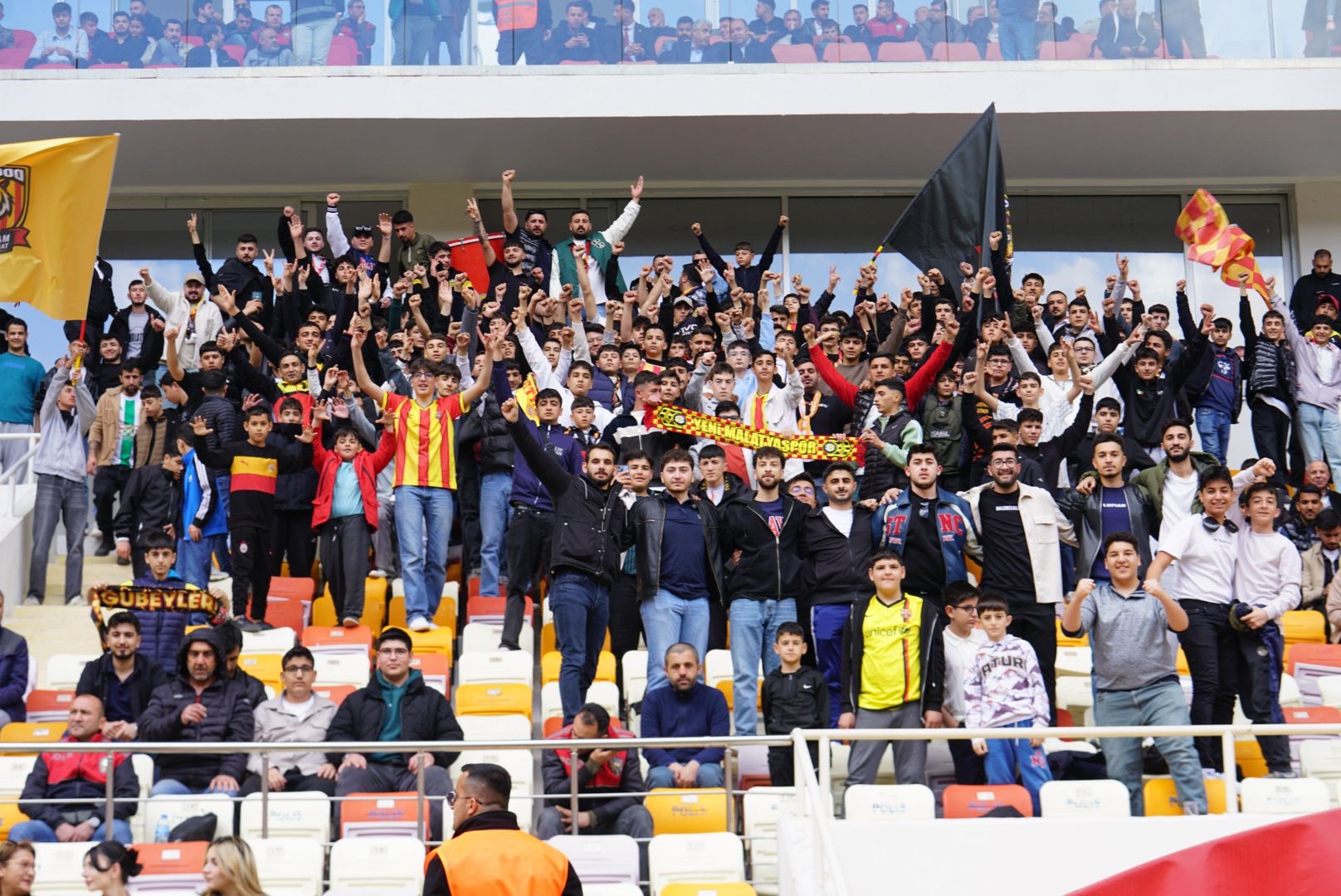 Yeşilyurtspor rakibine şans tanımadı...Yarım düzine gol attı, 2 top direkte patladı!