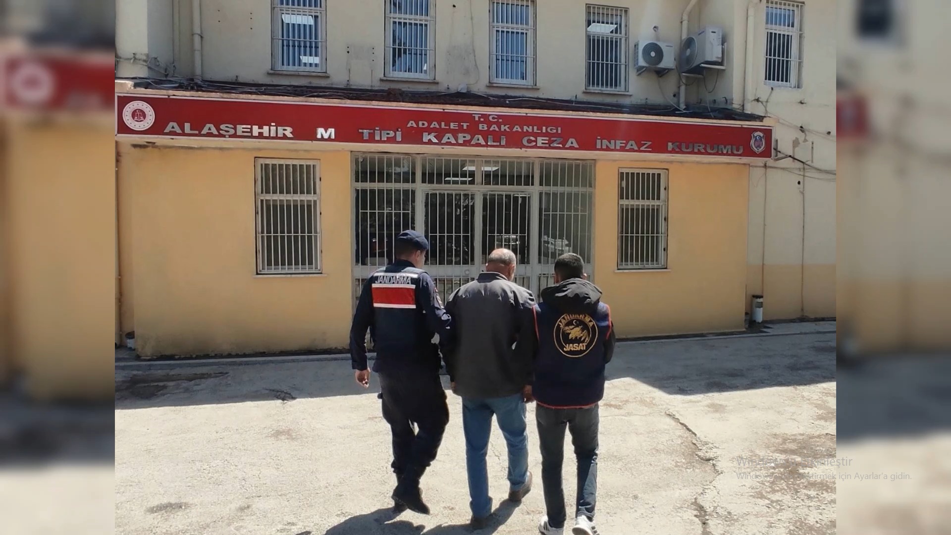 Jandarma ekiplerince 33 ilde FETÖ’ye yönelik düzenlenen operasyonlarda 69 şüpheli