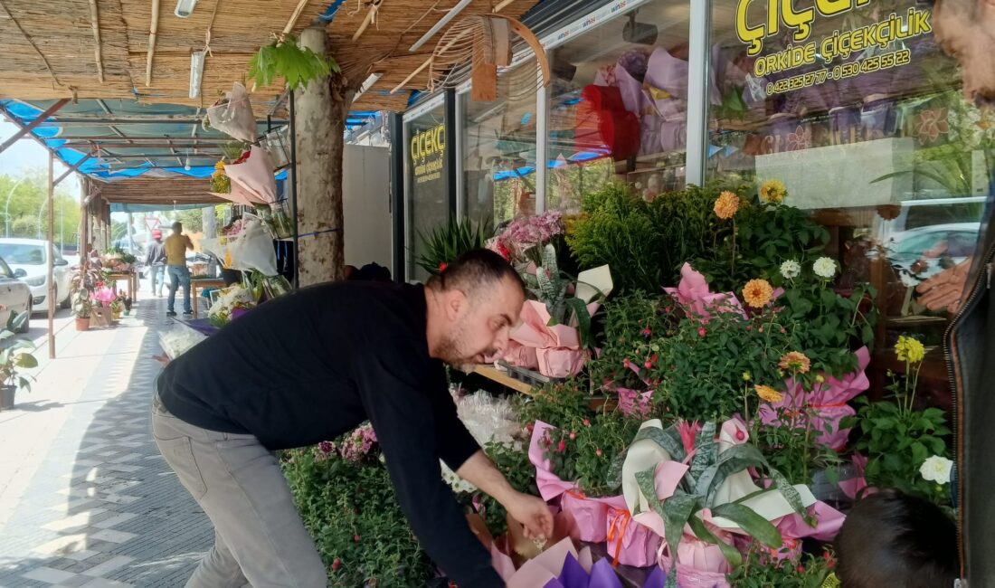Malatya’da Anneler Günü dolayısıyla çiçekçilerde sabah saatlerinden itibaren yoğunluk yaşandı.