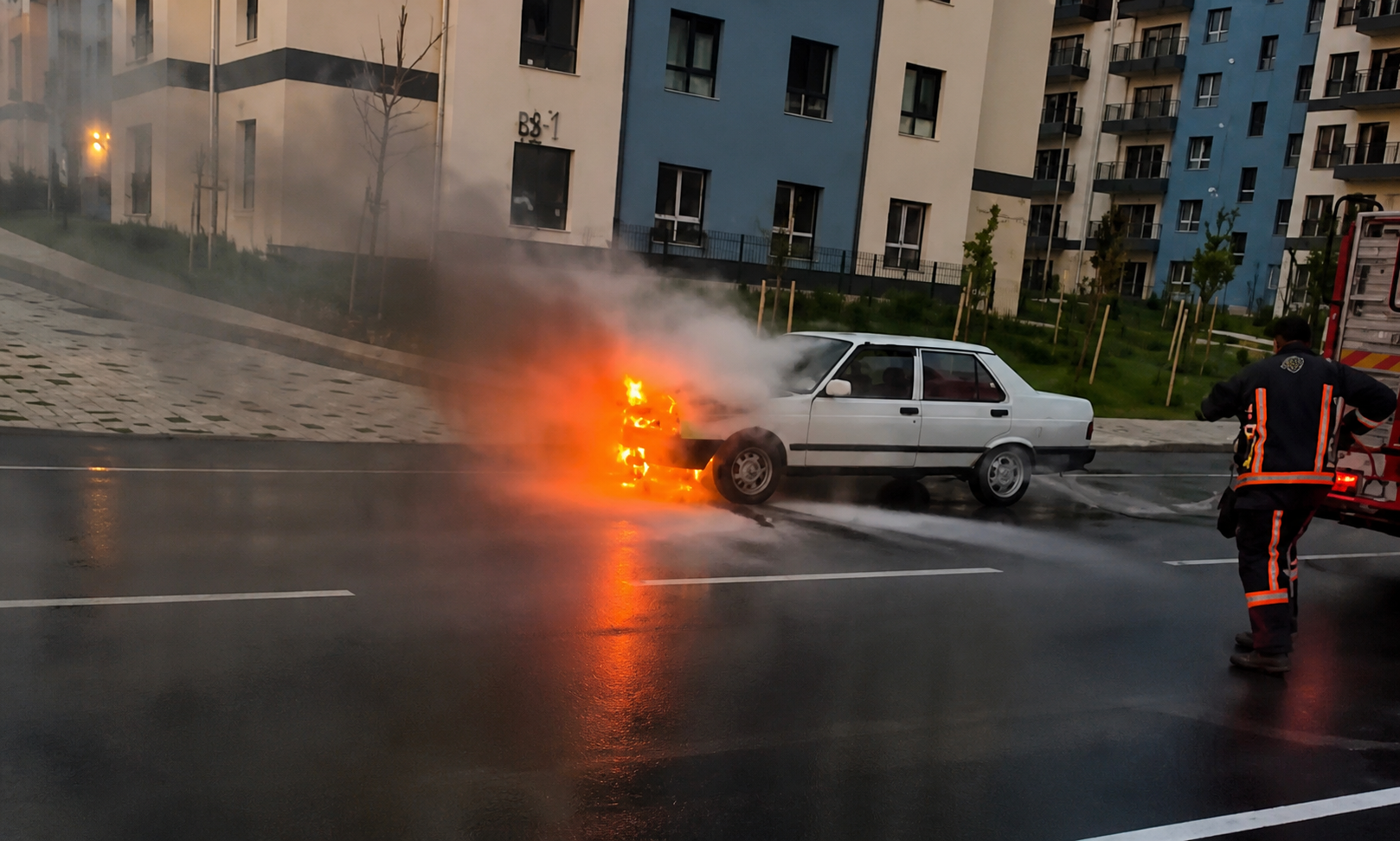 Malatya’nın Battalgazi ilçesinde motor kısmından alev alan araç, itfaiye ekiplerinin