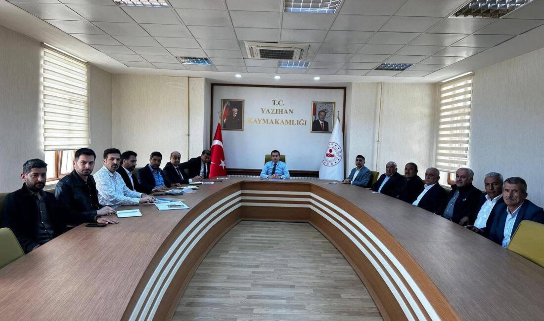 Yazıhan Belediye Başkanı Abdulvahap Göçer, ilçedeki yol ve altyapı toplantısına