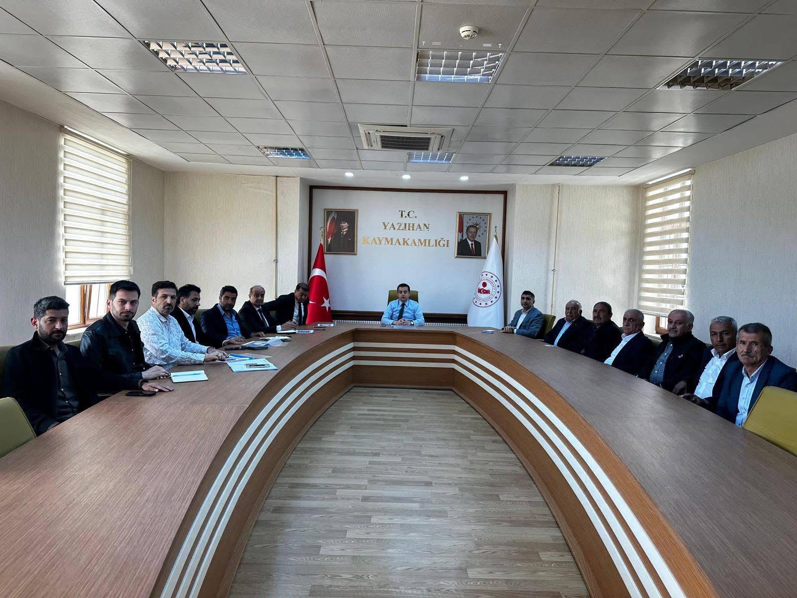 Yazıhan Belediye Başkanı Abdulvahap Göçer, ilçedeki yol ve altyapı toplantısına