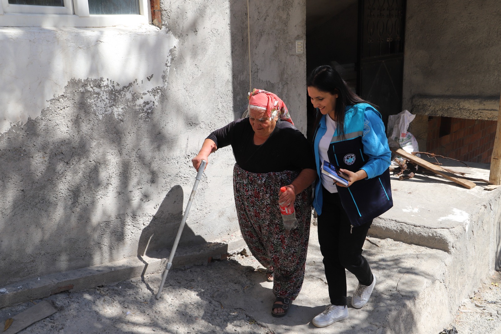 Battalgazi Belediyesi, ilçe genelinde yalnız yaşayan yaşlıları ziyaret ederek gönül