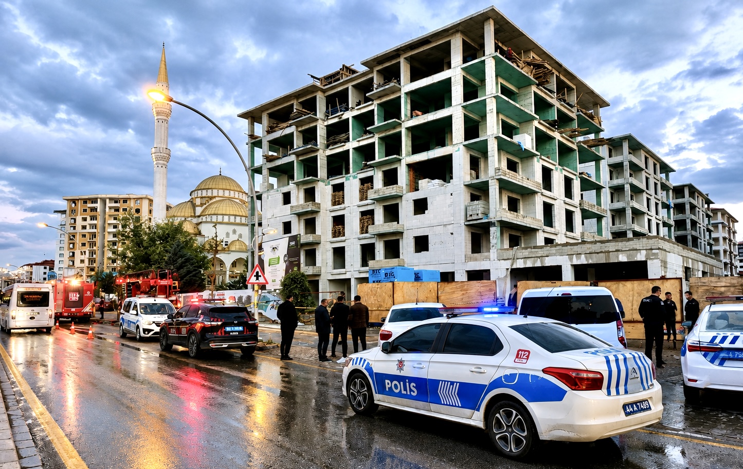 Malatya’da alacaklarını alamadıklarını iddia eden inşaat işçileri, çıktıkları binanın çatısında