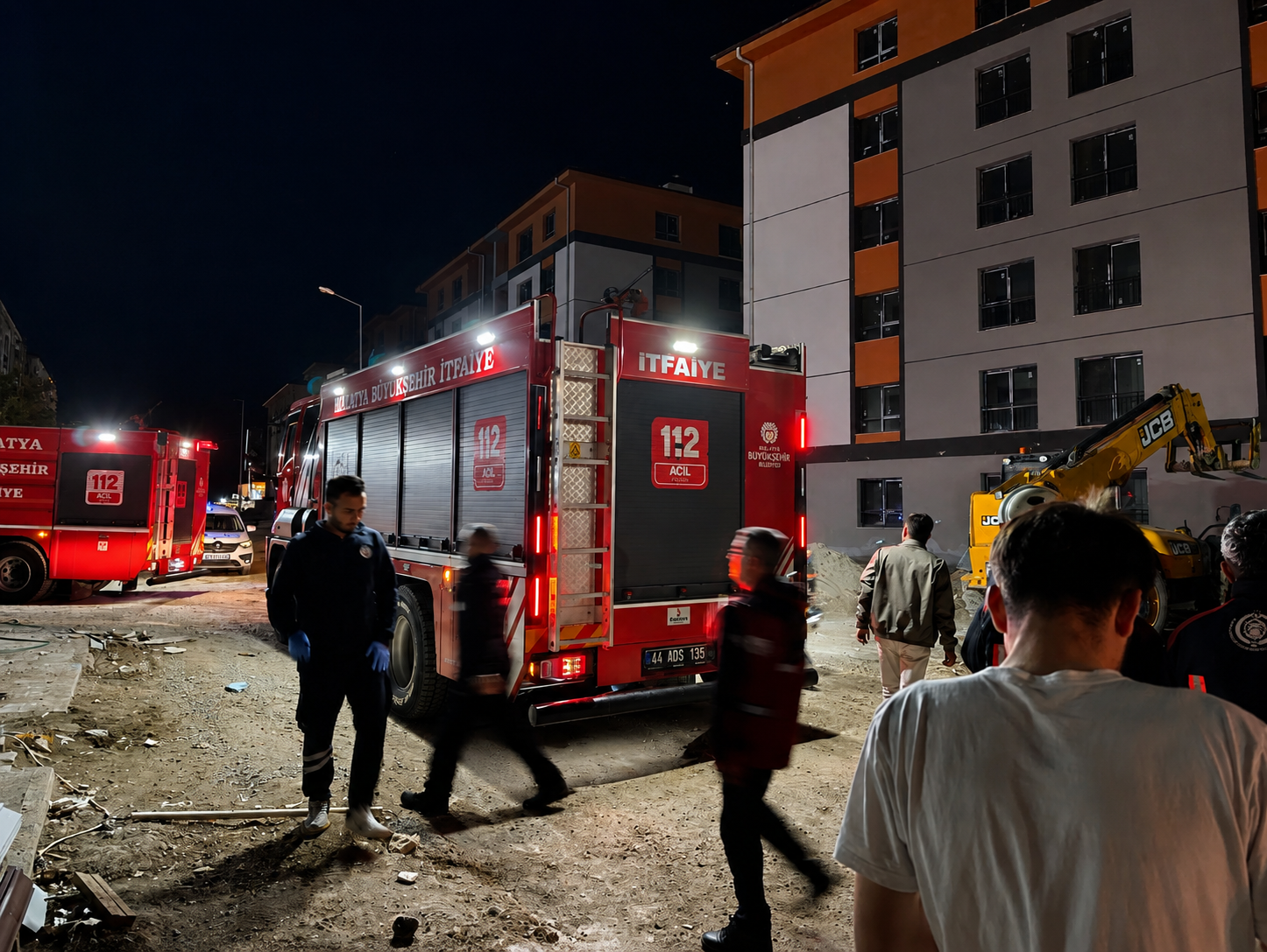 Malatya’da bayram öncesi maaşlarını alamadıklarını ileri süren TOKİ işçileri, çalıştıkları