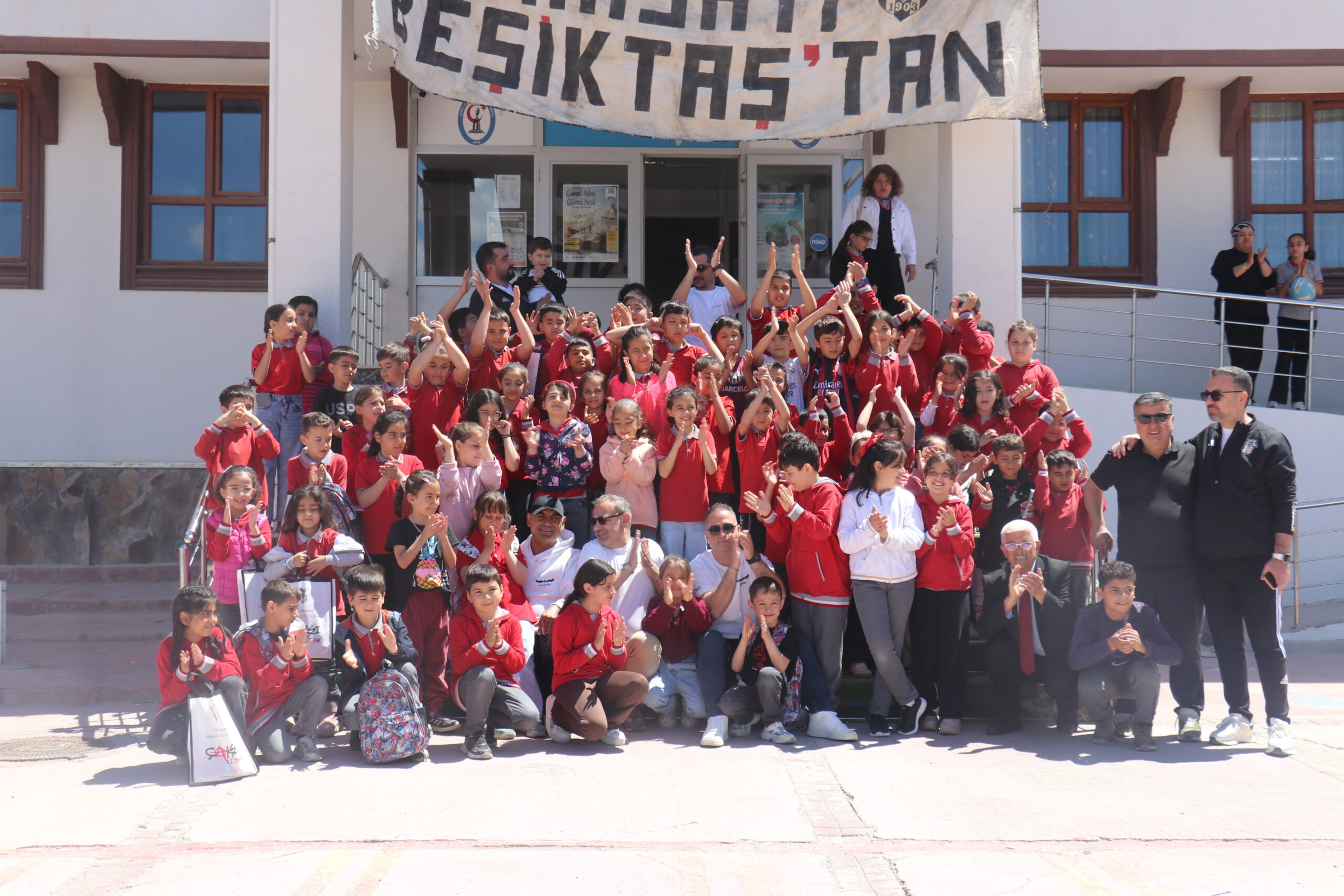 Çarşı Vicdan’dan Deprem Bölgesindeki Çocuklara Moral Ziyareti
