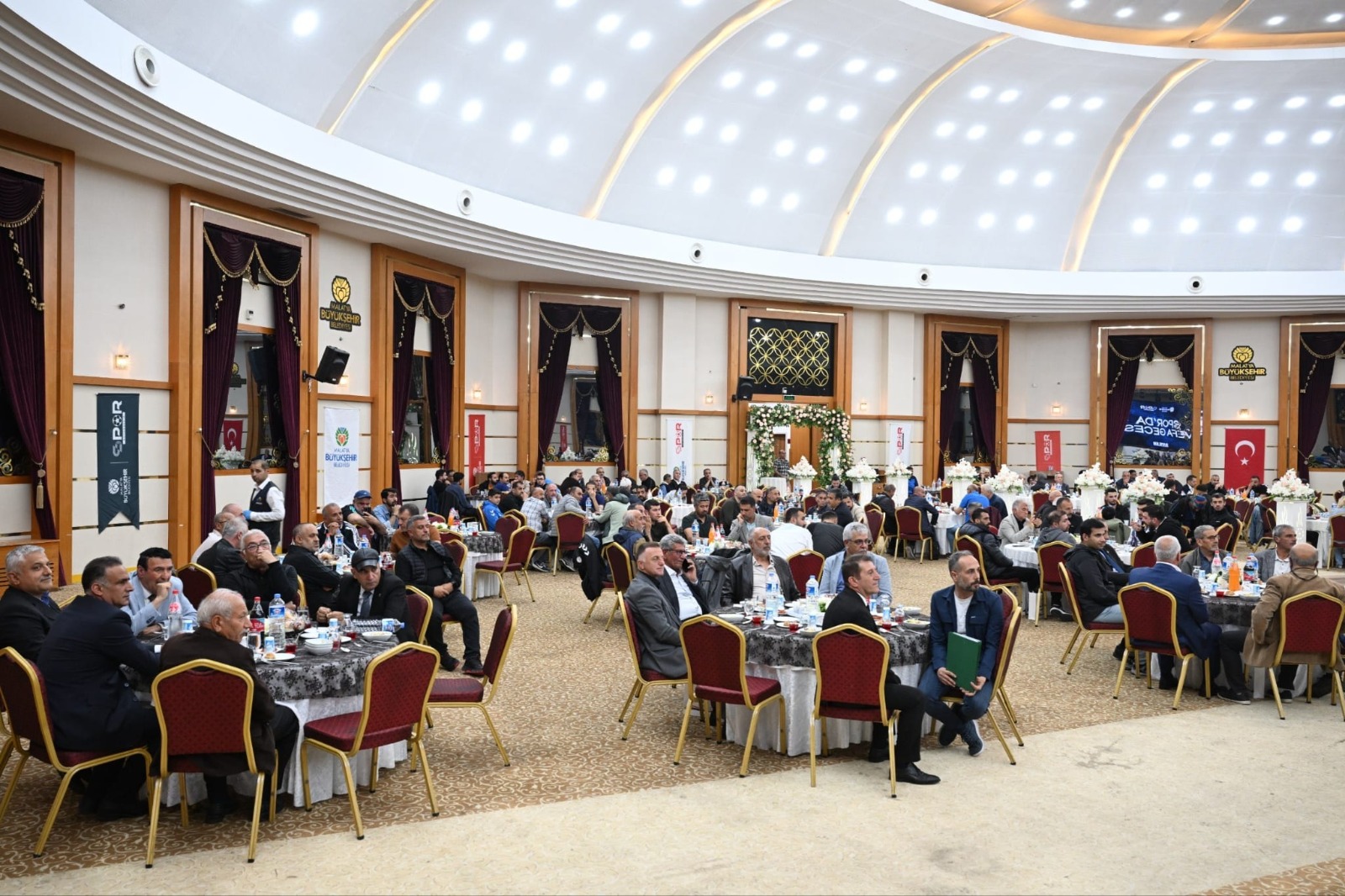 Malatya Büyükşehir Belediyesi tarafından düzenlenen “Spor’da Vefa Gecesi” programında, Malatya’da