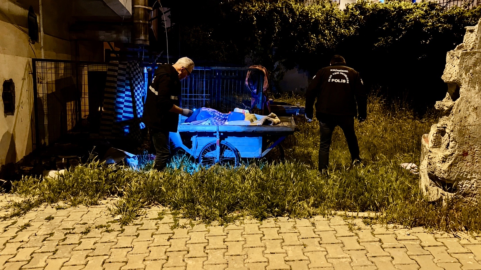 Malatya’da süratle sokağa giren otomobilin seyyar arabaya çarpması sonucu 3