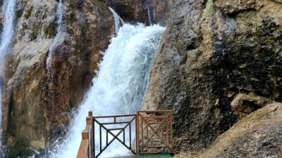 Malatya’nın Darende ilçesinde bulunan Günpınar Şelalesi, artan su debisi ve