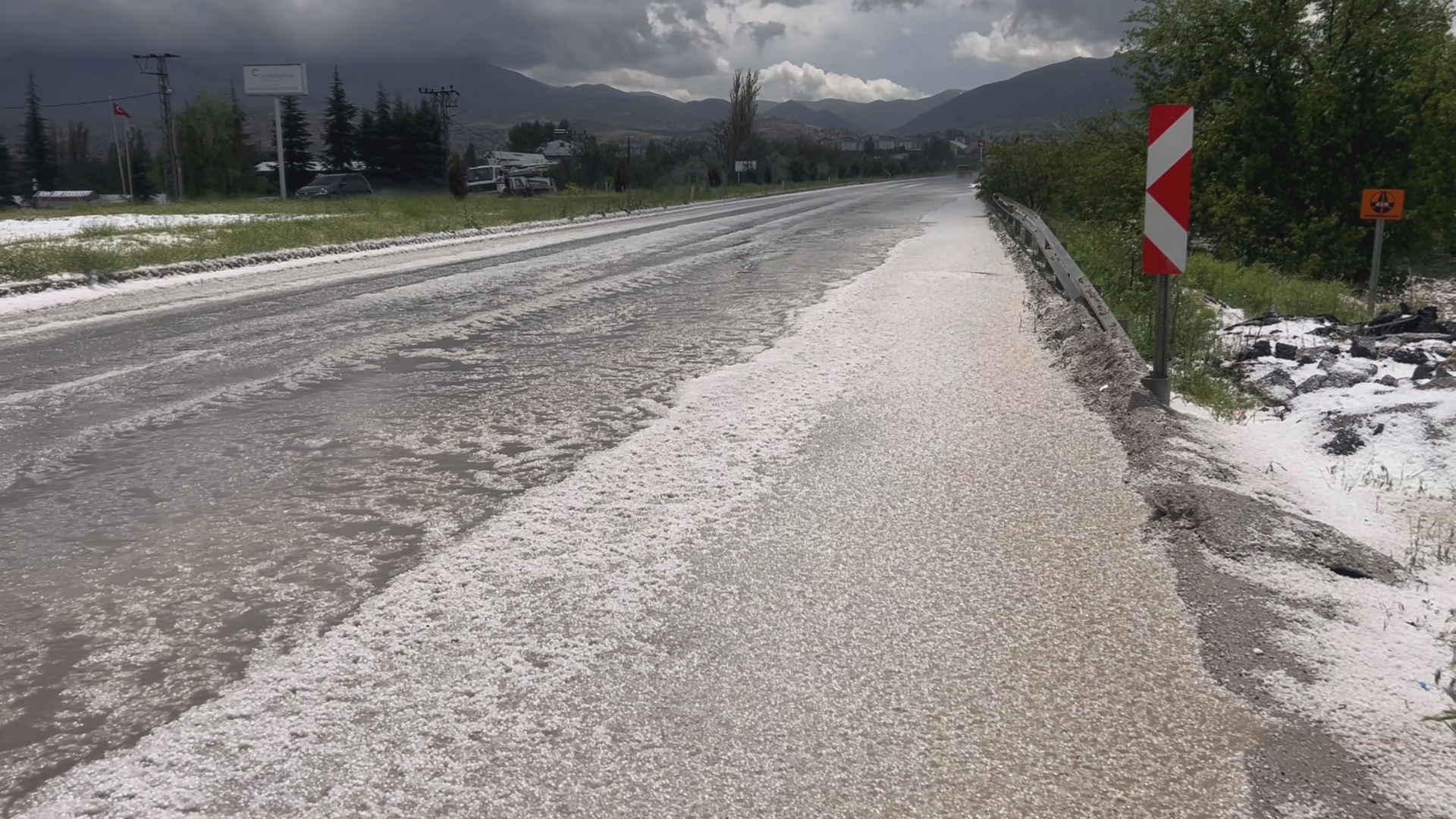 Yaklaşık 10 dakika etkili olan dolu yağışı Malatya’da hayatı olumsuz