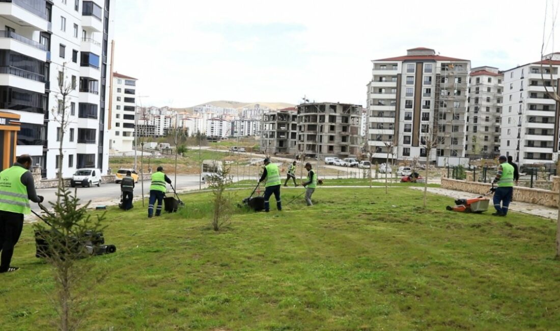 Elazığ Belediyesi, şehir genelinde başlattığı çevre düzenleme ve yeşillendirme çalışmalarıyla