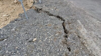 Darende-Günpınar-Elbistan yolunda meydana gelen zemin çökmeleri sürücüler için risk oluşturmaya