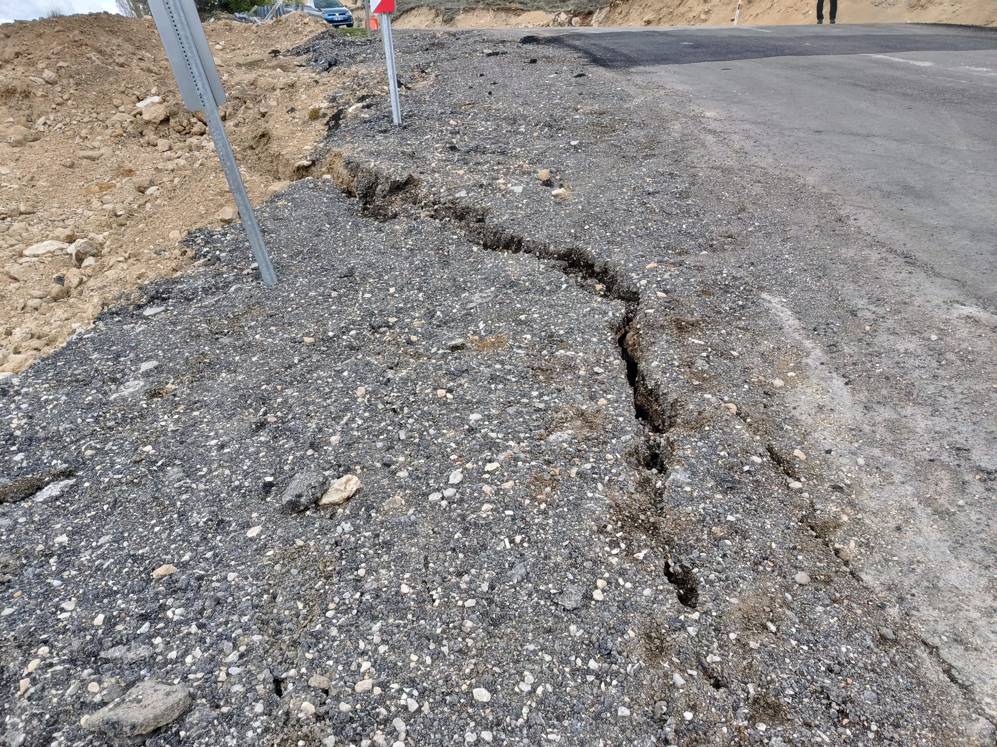 Darende-Günpınar-Elbistan yolunda meydana gelen zemin çökmeleri sürücüler için risk oluşturmaya