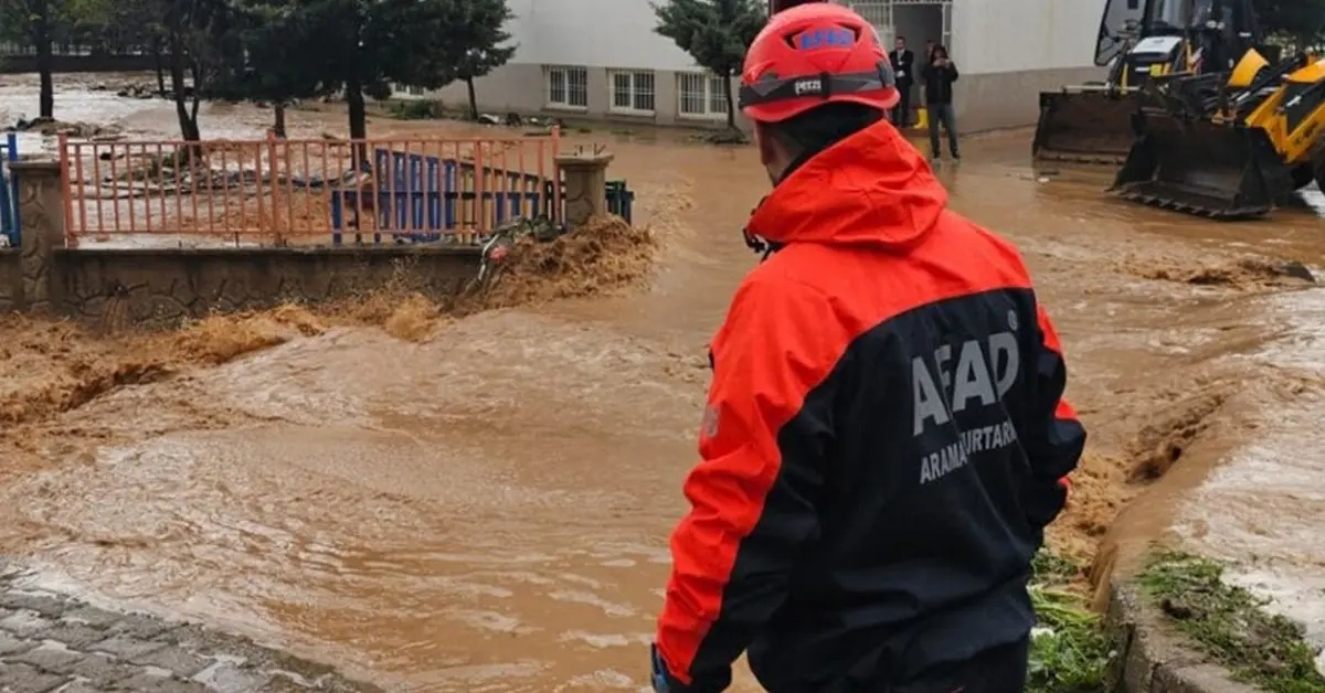 Yağış ve fırtına can aldı: 2 ölü, 33 yaralı!