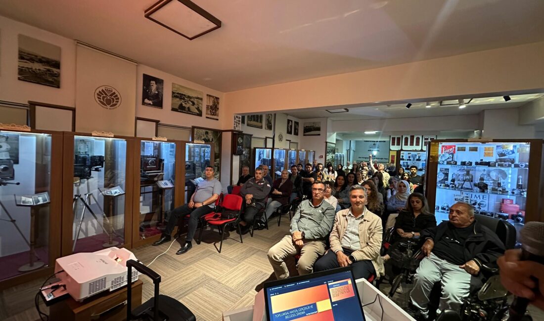 Malatya’da fotoğraf sanatına ilgi duyan isimler, düzenlenen “Fotoğraf Okuma Günleri”