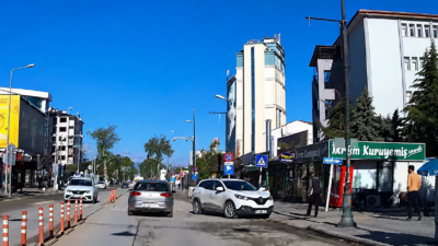 Malatya’da İnönü Caddesi’nde meydana gelen maddi hasarlı trafik kazası, başka