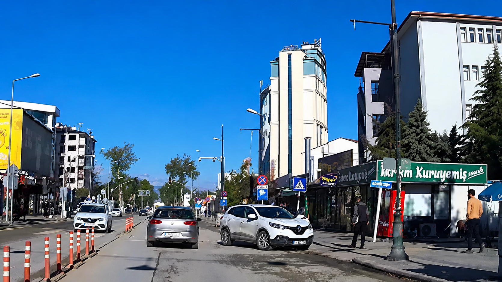 Malatya’da İnönü Caddesi’nde meydana gelen maddi hasarlı trafik kazası, başka