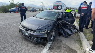 Doğanşehir’de kavşakta iki otomobilin çarpışması sonucu meydana gelen trafik kazasında