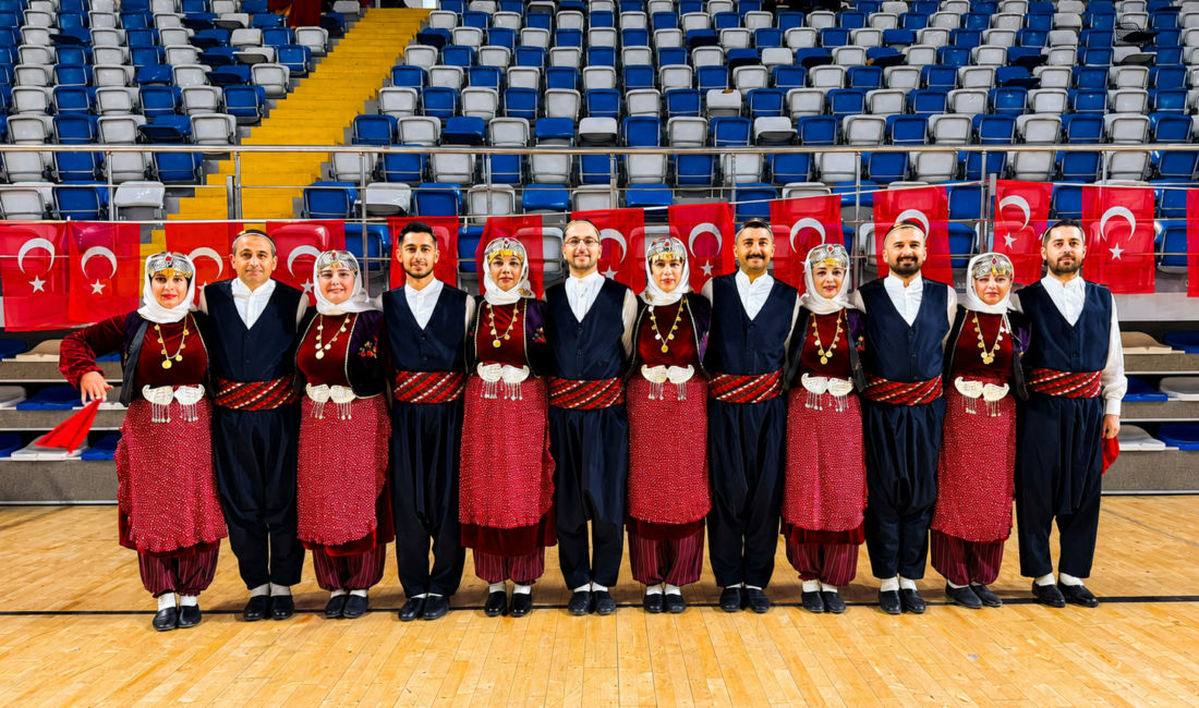 Malatya’da düzenlenen halk oyunları grup yarışmalarında sahne alan ekipler arasında
