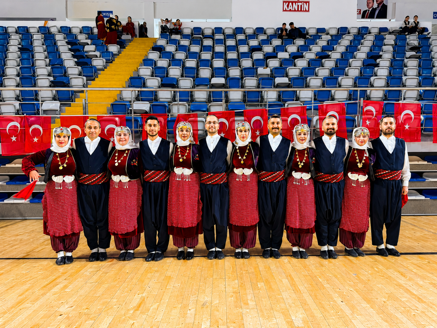 Malatya’da düzenlenen halk oyunları grup yarışmalarında sahne alan ekipler arasında