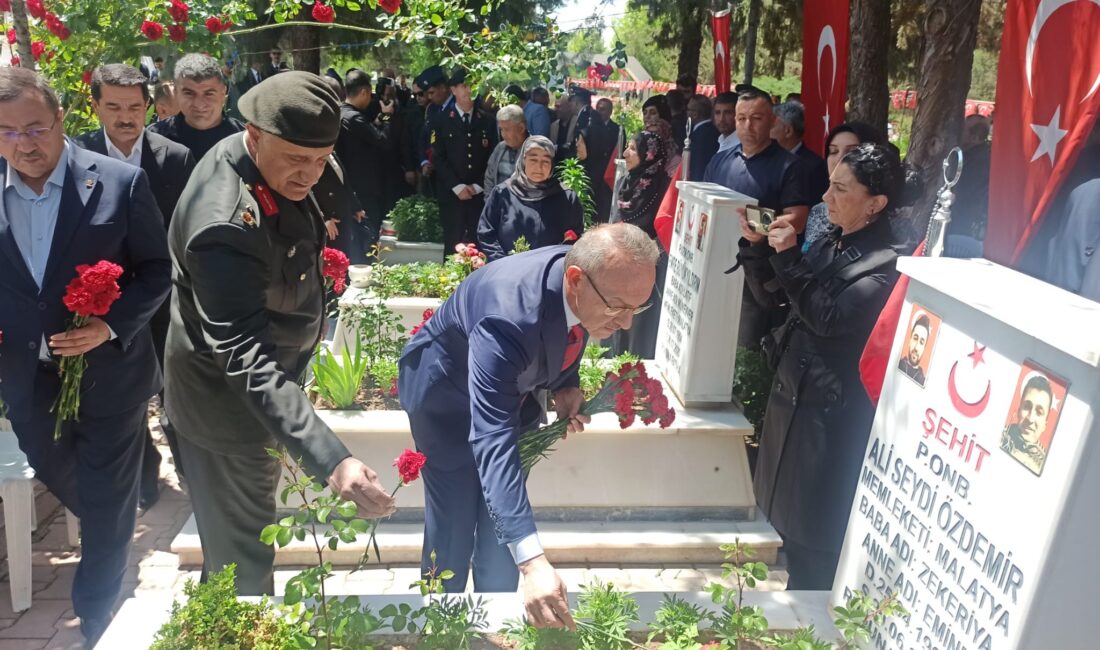 Malatya’da Kurban Bayramı arifesinde şehitlik ziyareti gerçekleştirildi. Protokol üyeleri ile