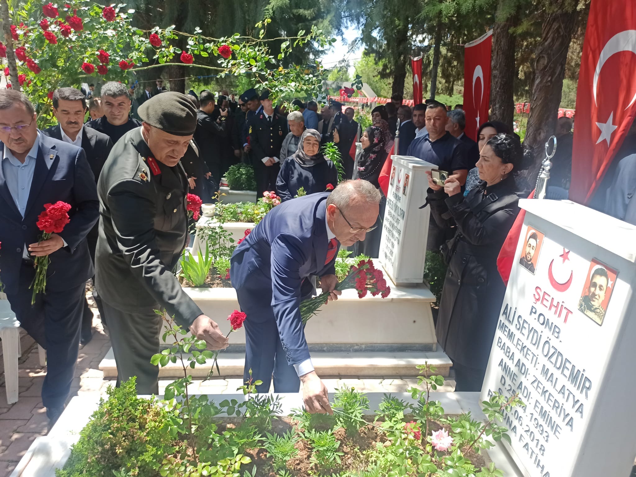 Malatya’da Kurban Bayramı arifesinde şehitlik ziyareti gerçekleştirildi. Protokol üyeleri ile