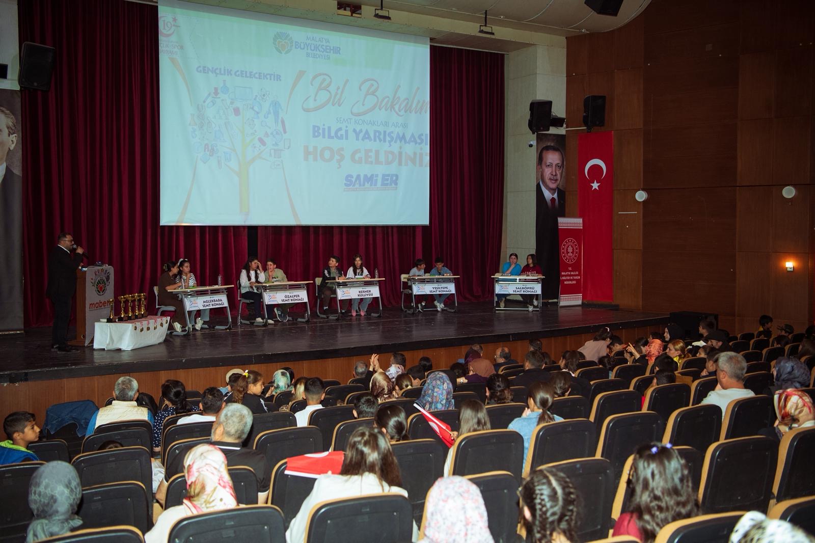 Malatya Büyükşehir Belediyesi’nin düzenlediği “Bil Bakalım Bilgi Yarışması”nda öğrenciler kıyasıya