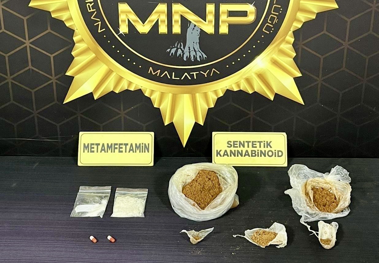 Malatya’da polis ekiplerince sokak satıcılarına yönelik düzenlenen narkotik operasyonunda 3