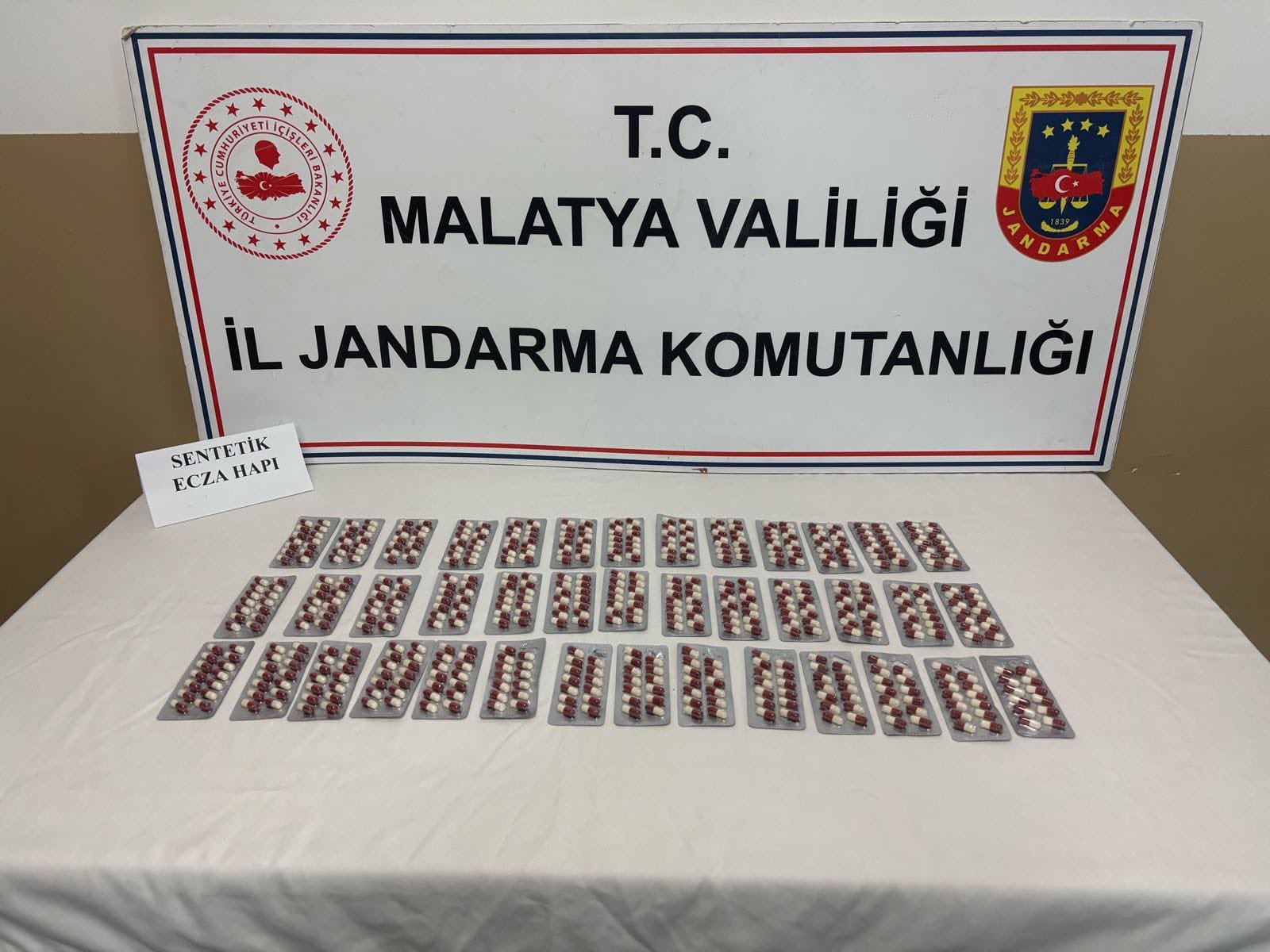 Malatya’da jandarma ekipleri tarafından düzenlenen narkotik operasyonunda 550 adet sentetik