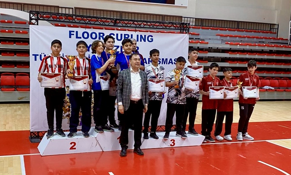 Yalova’da düzenlenen Okul Sporları Floor Curling Türkiye Şampiyonası’nda Malatya’yı temsil