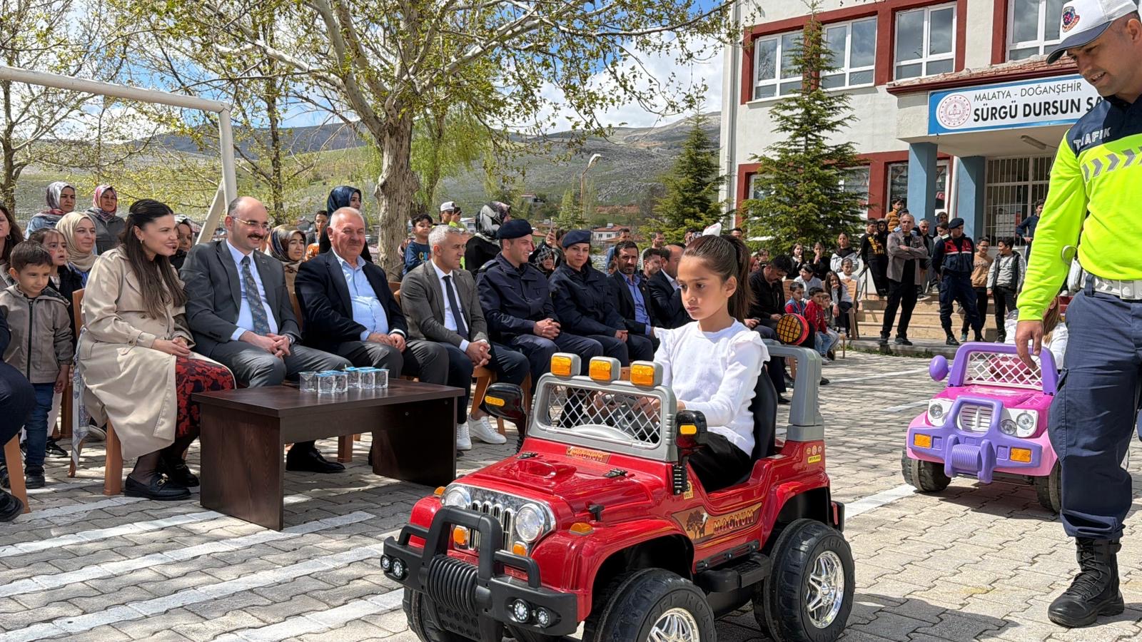 Malatya’nın Doğanşehir ilçesinde, Karayolu Trafik Haftası kapsamında ilkokul öğrencilerine yönelik