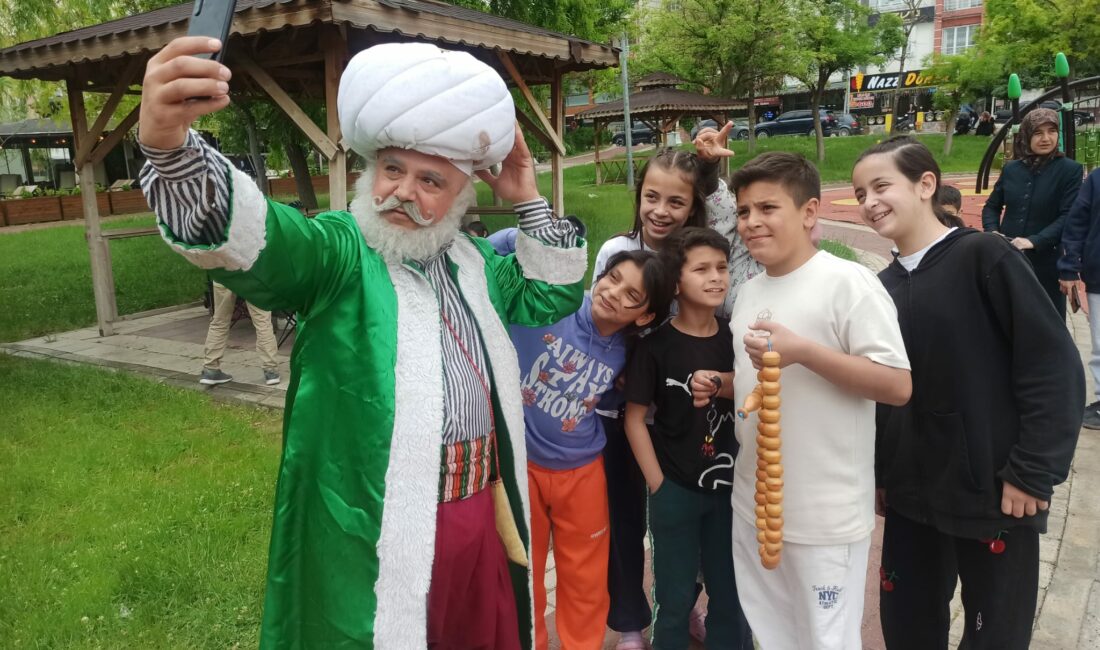 Malatya’da yaşanan şiddetli deprem sonrası vatandaşlra park ve bahçelere akın