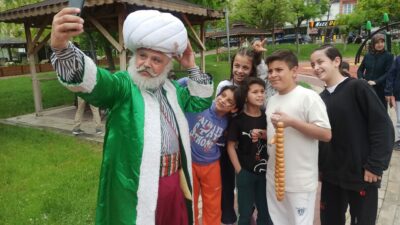 Malatya’da yaşanan şiddetli deprem sonrası vatandaşlra park ve bahçelere akın